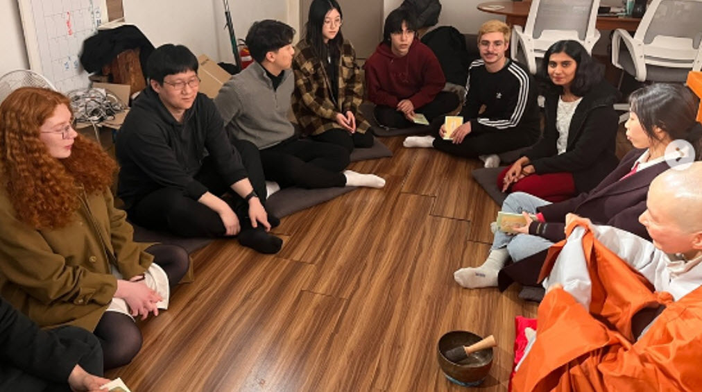 Head nun Unseong’s talk and meditation session with a singing bowl