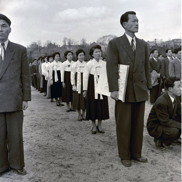 10th Graduation Ceremony in 1956. The first group of College of Fine Arts graduates in 1950 consisted of only 11 students out of the initial 90, because poor social conditions made it difficult for most students to make it to graduation. As Korean society became more stable, the number of graduates increased. In 1965, a total of 120 students including two master’s degree students successfully graduated from the College of Fine Arts.
