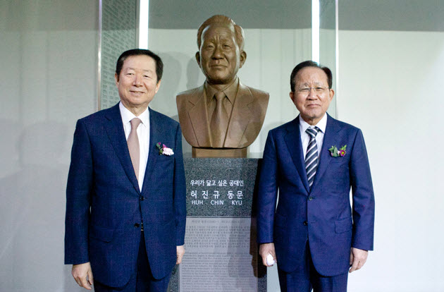 HUH Chin Kyu and his sculpture