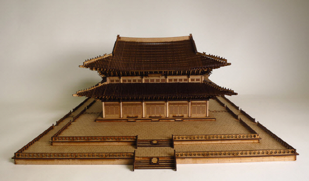 An experimental model of the Geunjeongjeon Hall created in 1:100 scale by Professsor Jeon’s team.