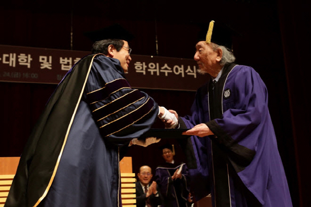 CHOI In-hun receives his honorary degree from the dean of law
