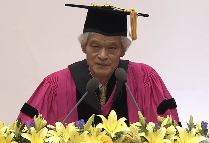 Professor SONG Ho Keun is giving his speech at SNU’s 71st graduation ceremony