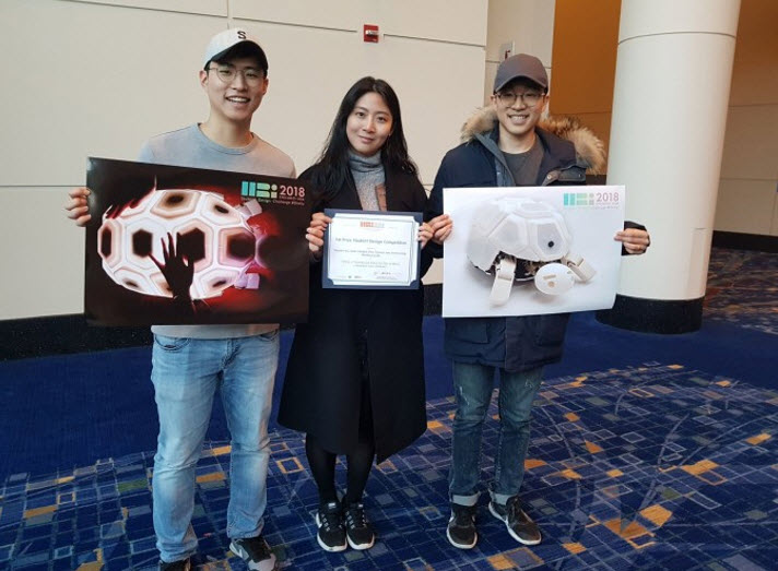 The students who won the International Human-Robot Interaction Student Design Competition in Chicago. (From left) Jason Jangho CHOI (SNU), KU Hyunjin (KAIST), and DO Wongkyung (SNU)