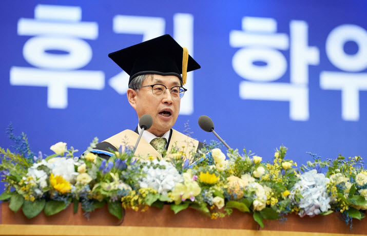 cting President Park Chan-wook is giving his congratulatory speech at the 72nd summer graduation ceremony