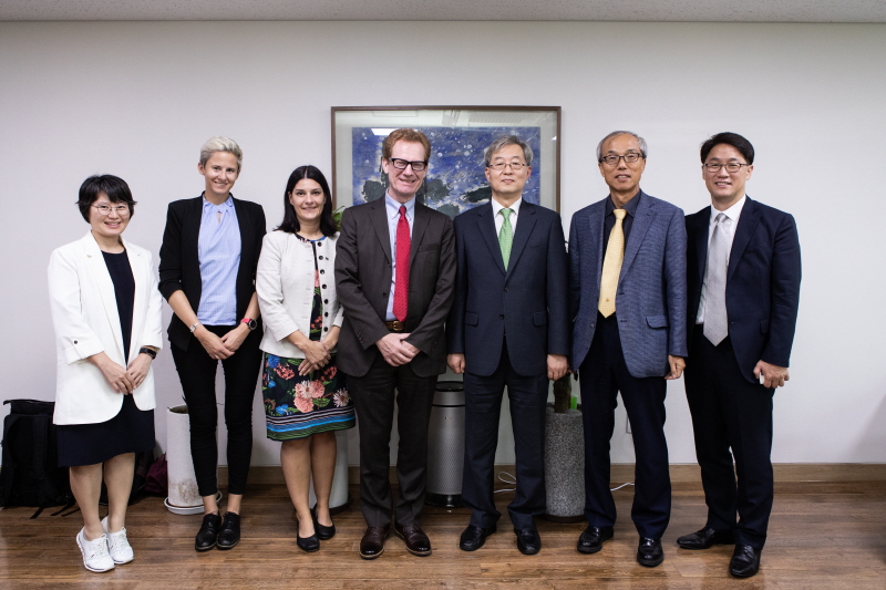 President of University of Zurich takes photo with SNU Faculty