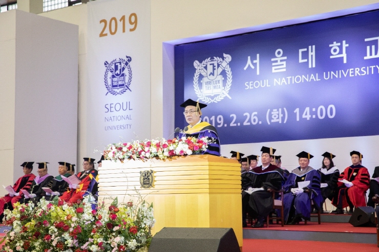 President Oh Se-Jung gives a speech at the 73rd winter graduation ceremony