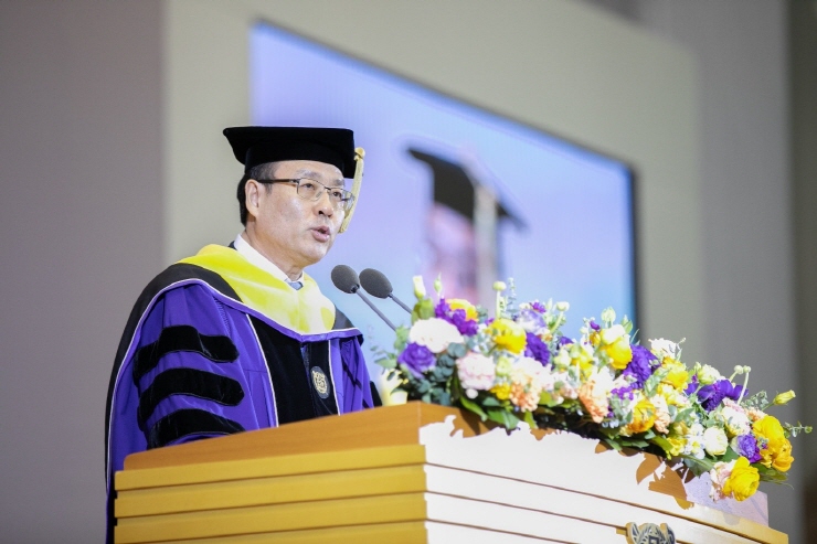 President Oh Se-Jung gives a welcome speech to the newly admitted students
